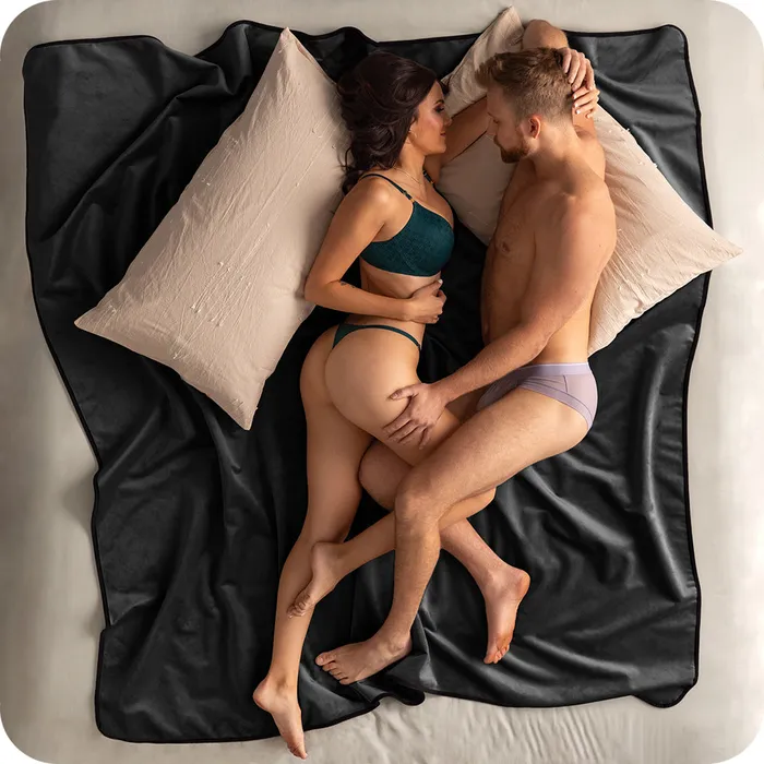 Liberator Vibrators Fascinator Throw King in Black